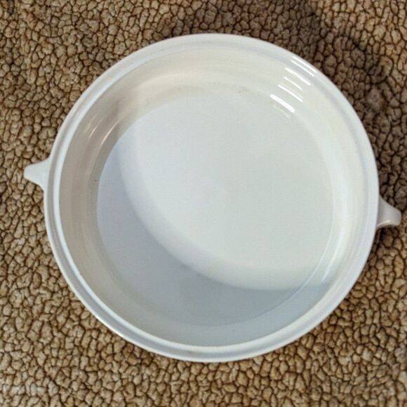 Vintage Made in USA White 11" Round Baking Casserole Dish with Handles and Lid - Picture 6 of 10